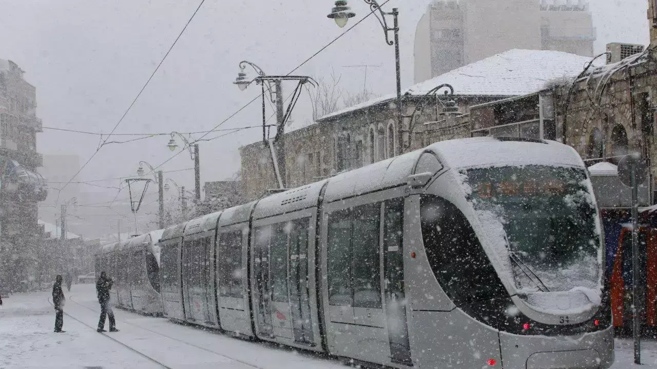 הרכבת הקלה בעיר ירושלים במהלך סופת השלג בירושלים הרכבת הקלה בעיר ירושלים במהלך סופת השלג בירושלים