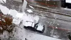קרח שנמס נופל מגגות על כלי רכב בטקסס קרח שנמס נופל מגגות על כלי רכב בטקסס