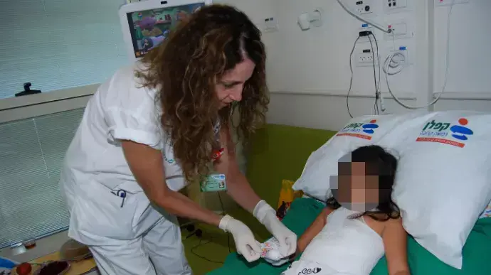 אורין דאבוש בת ה-5 שנכוותה קשה בעת הדלקת נרות שבת בהיותה "אמא שבת" בגן אורין דאבוש בת ה-5 שנכוותה קשה בעת הדלקת נרות שבת בהיותה "אמא שבת" בגן