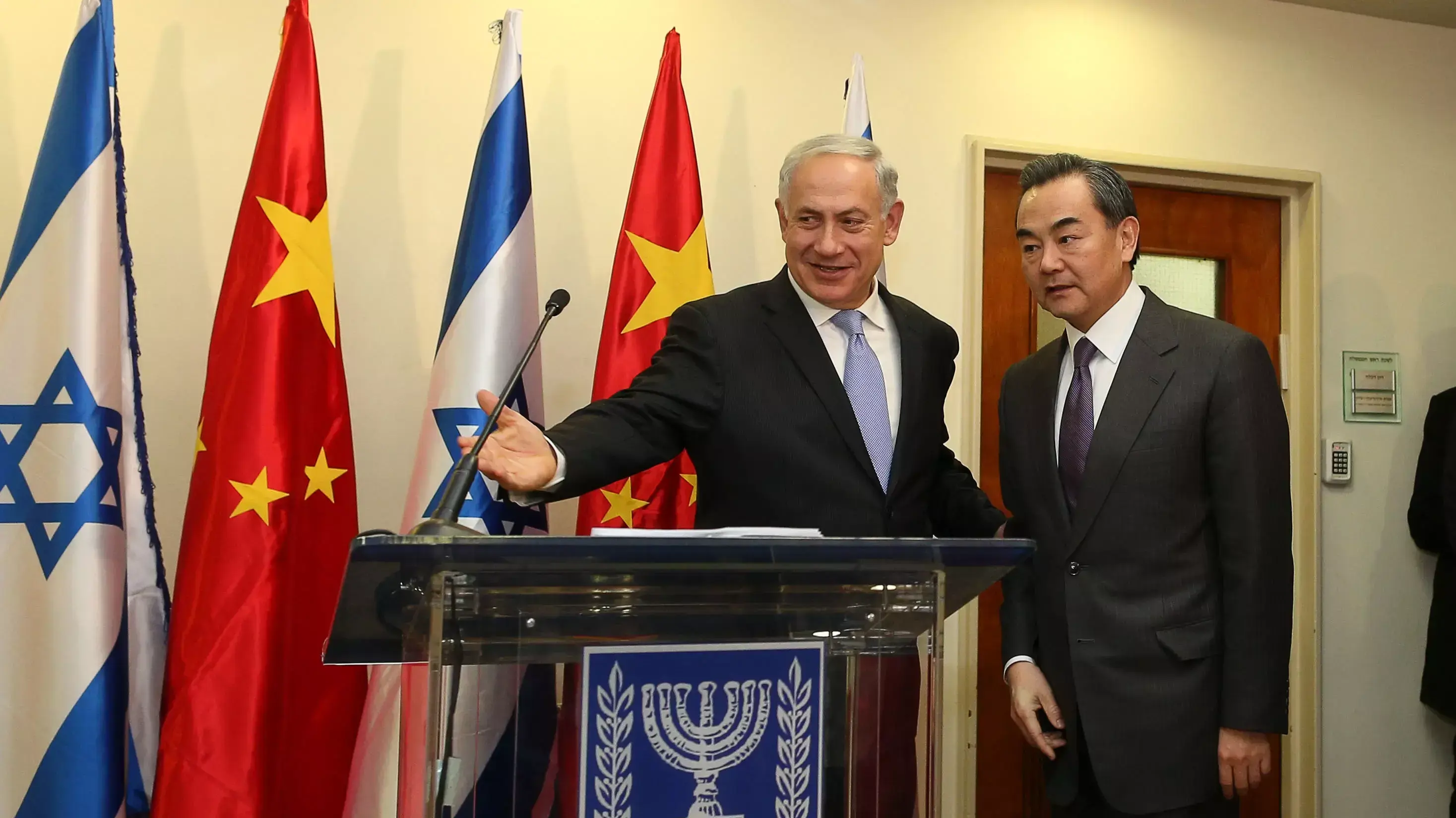 בנימין נתניהו ושר החוץ הסיני וואנג יי. דצמבר 2013 בנימין נתניהו ושר החוץ הסיני וואנג יי. דצמבר 2013