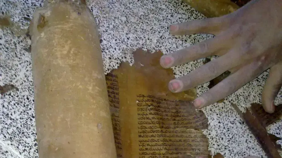 אנשי אופוזיציה סורים בדמשק שומרים על ספרי תורה ועל אחד מבתי הכנסת בעיר