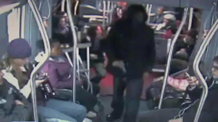 שודד שנלכד על ידי נוסעי אוטובוס בסיאטל שודד שנלכד על ידי נוסעי אוטובוס בסיאטל