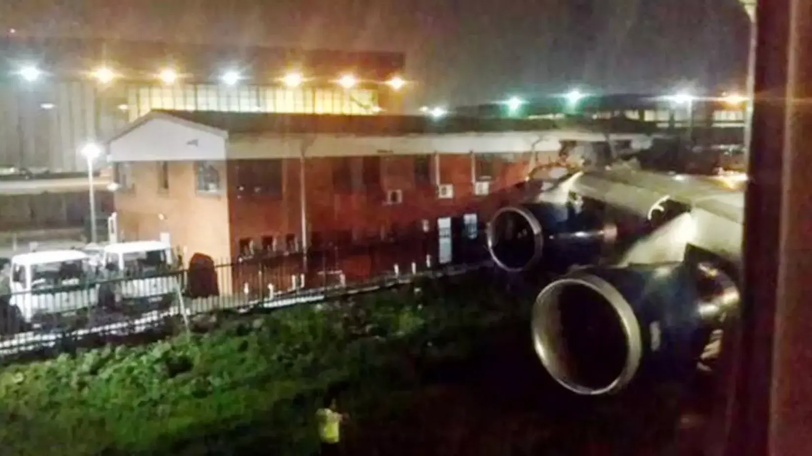 מטוס 747 של בריטיש אירוויז התנגש בבניין בנמל התעופה של דרום אפריקה. דצמבר 2013 מטוס 747 של בריטיש אירוויז התנגש בבניין בנמל התעופה של דרום אפריקה. דצמבר 2013
