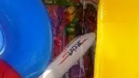 בלון בצורת מטוס של חברת "ארקיע" בשוק בלבנון, דצמבר 2013 בלון בצורת מטוס של חברת "ארקיע" בשוק בלבנון, דצמבר 2013