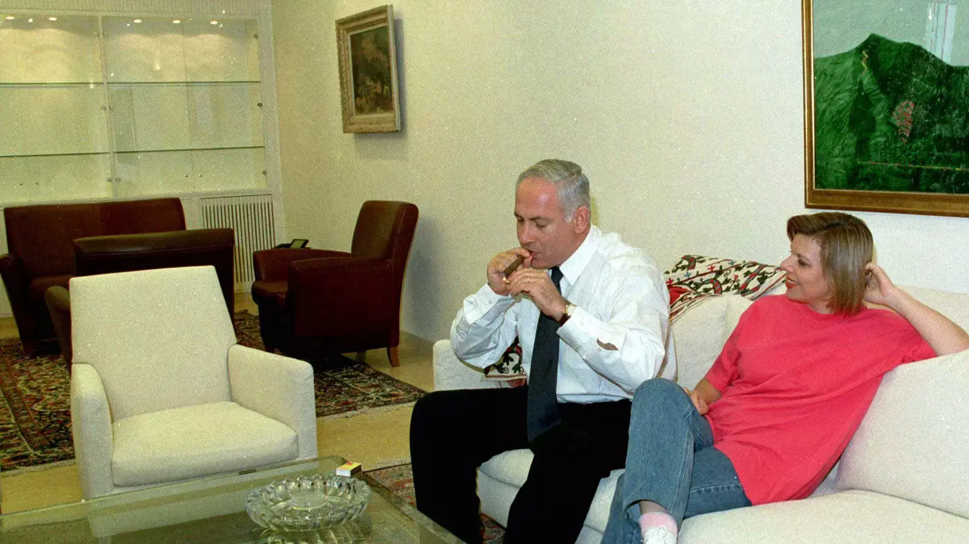 ראש הממשלה בנימין נתניהו מדליק סיגר עם רעייתו שרה נתניהו במעונם בירושלים. ספטמבר 1997 ראש הממשלה בנימין נתניהו מדליק סיגר עם רעייתו שרה נתניהו במעונם בירושלים. ספטמבר 1997