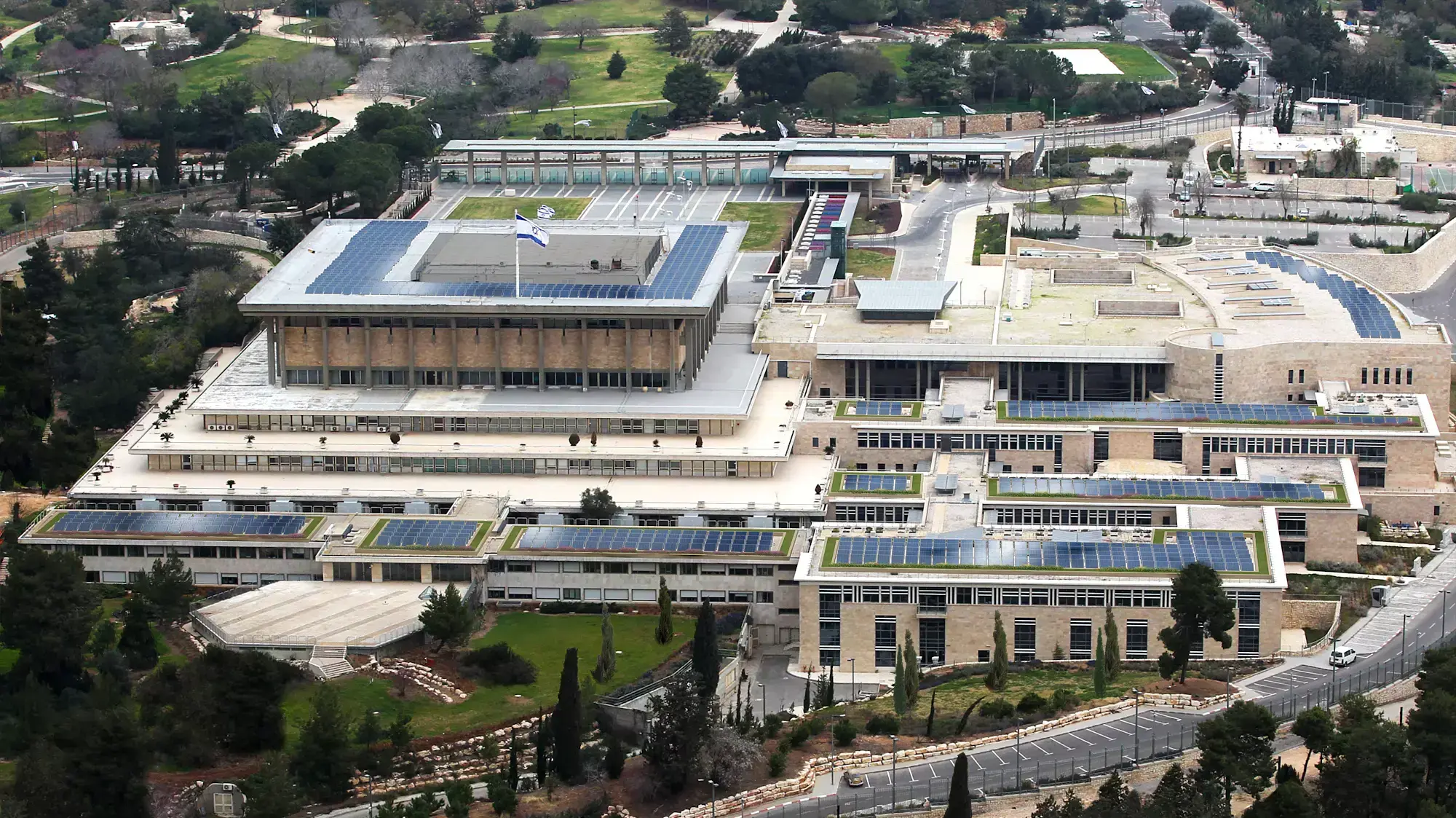 הדמיית בניין הכנסת עם קולטי השמש מתוך פרויקט כנסת ירוק הדמיית בניין הכנסת עם קולטי השמש מתוך פרויקט כנסת ירוק