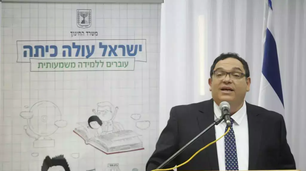 שר החינוך שי פירון במסיבת עיתונאים בה מודיע על ביטול הפסיכומטרי. ינואר 2014 שר החינוך שי פירון במסיבת עיתונאים בה מודיע על ביטול הפסיכומטרי. ינואר 2014