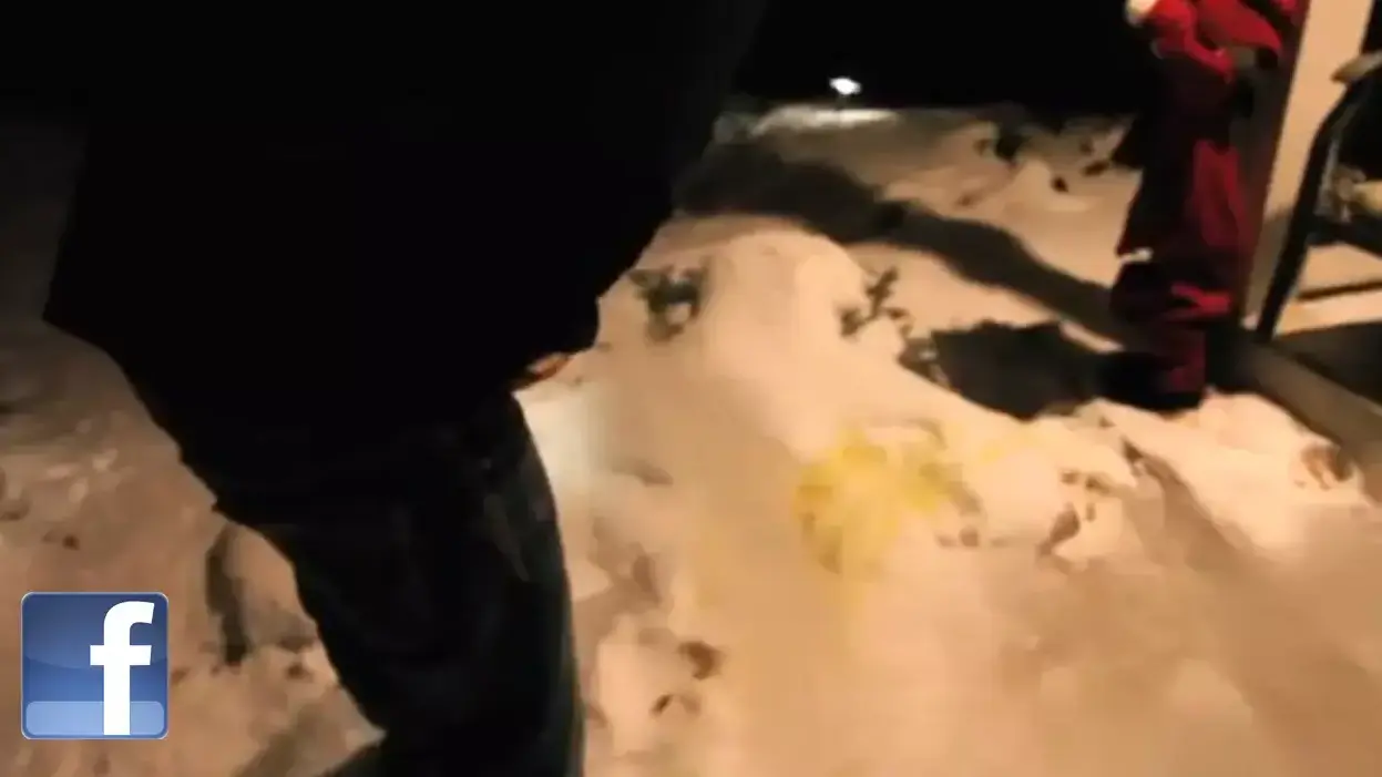צעיר משתין בטמפרטורה מתחת לאפס צעיר משתין בטמפרטורה מתחת לאפס