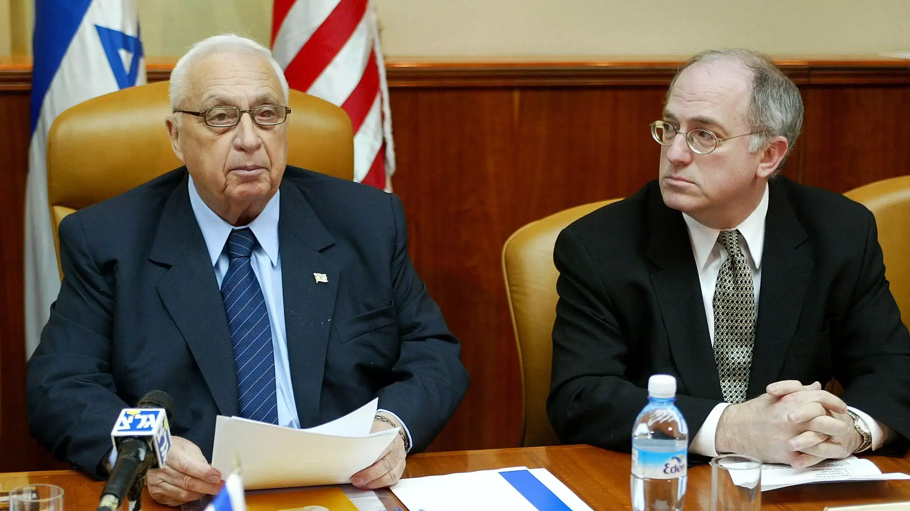 ראש הממשלה אריאל שרון ושגריר ארה"ב בישראל דן קרצר, 2003 ראש הממשלה אריאל שרון ושגריר ארה"ב בישראל דן קרצר, 2003