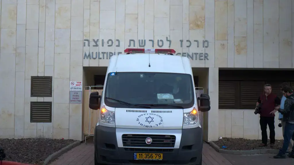 הוצאת גופתו של אריאל שרון באמבולנס מבית החולים שיבא בתל השומר. ינואר 2013 הוצאת גופתו של אריאל שרון באמבולנס מבית החולים שיבא בתל השומר. ינואר 2013