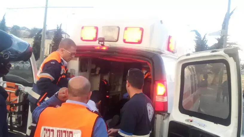 גבר שנדקר בצווארו בירושלים מפונה על ידי מד"א לבית החולים גבר שנדקר בצווארו בירושלים מפונה על ידי מד"א לבית החולים