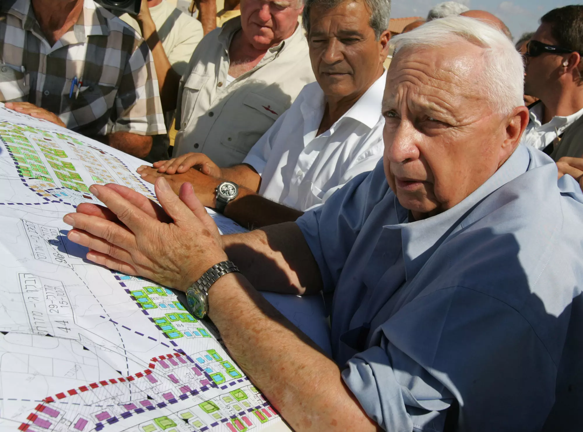אריאל שרון מביט בתכניות לבניית בתים חדשים למפוני גוש קטיף, 2005 אריאל שרון מביט בתכניות לבניית בתים חדשים למפוני גוש קטיף, 2005