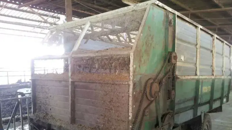עגלה פורקת , חקלאי נפל לעגלת מערבל מזון במושב רמת צבי עגלה פורקת , חקלאי נפל לעגלת מערבל מזון במושב רמת צבי