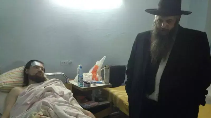 חשד לתקיפה אנטישמית בקייב. הרב משה אסמן, מרבני אוקראינה ושליח חב"ד בקייב, עם הפצוע, דב גליקמן, ינואר 2014 חשד לתקיפה אנטישמית בקייב. הרב משה אסמן, מרבני אוקראינה ושליח חב"ד בקייב, עם הפצוע, דב גליקמן, ינואר 2014