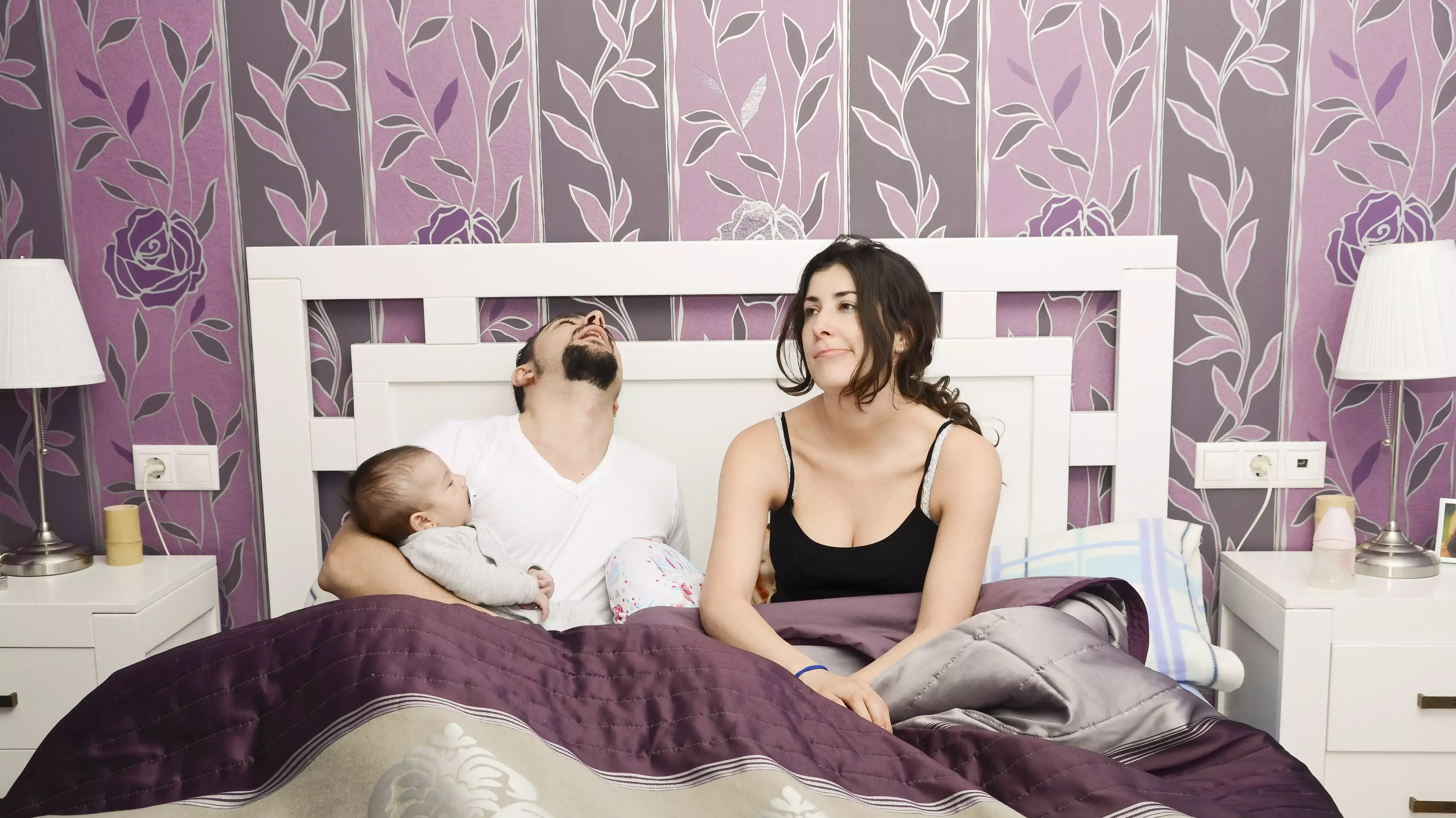 זוג עם תינוק במיטה זוג עם תינוק במיטה