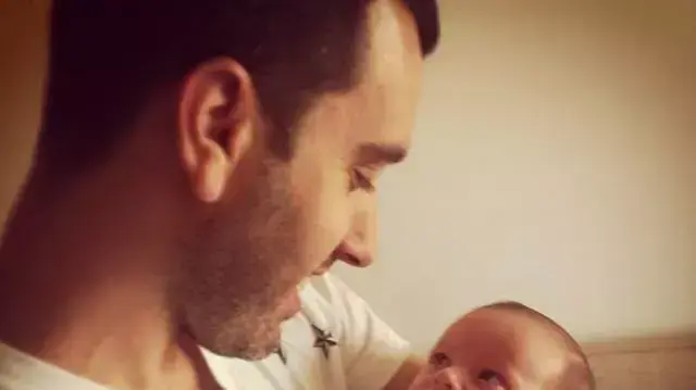עמי רוזנבאום ובנו ארי שקיבל דרכון ישראלי וכעת הם יכולים לשוב ארצה מתאילנד. ינואר 2014 עמי רוזנבאום ובנו ארי שקיבל דרכון ישראלי וכעת הם יכולים לשוב ארצה מתאילנד. ינואר 2014