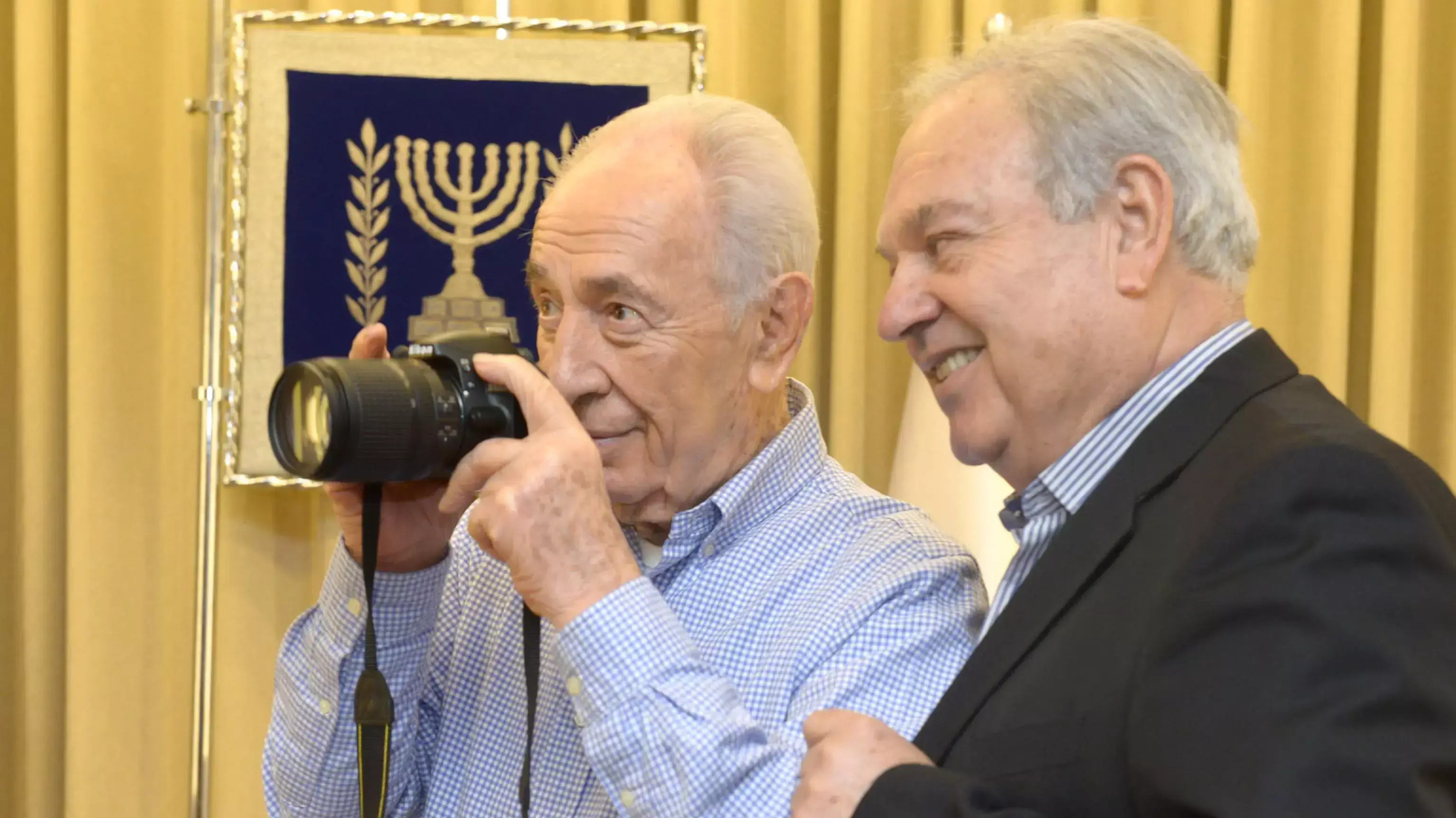 נשיא המדינה, שמעון פרס, במפגש פרידה, לרגל פרישתו של צלם לשכת העיתונות הממשלתית, משה מילנר, ינואר 2014 נשיא המדינה, שמעון פרס, במפגש פרידה, לרגל פרישתו של צלם לשכת העיתונות הממשלתית, משה מילנר, ינואר 2014