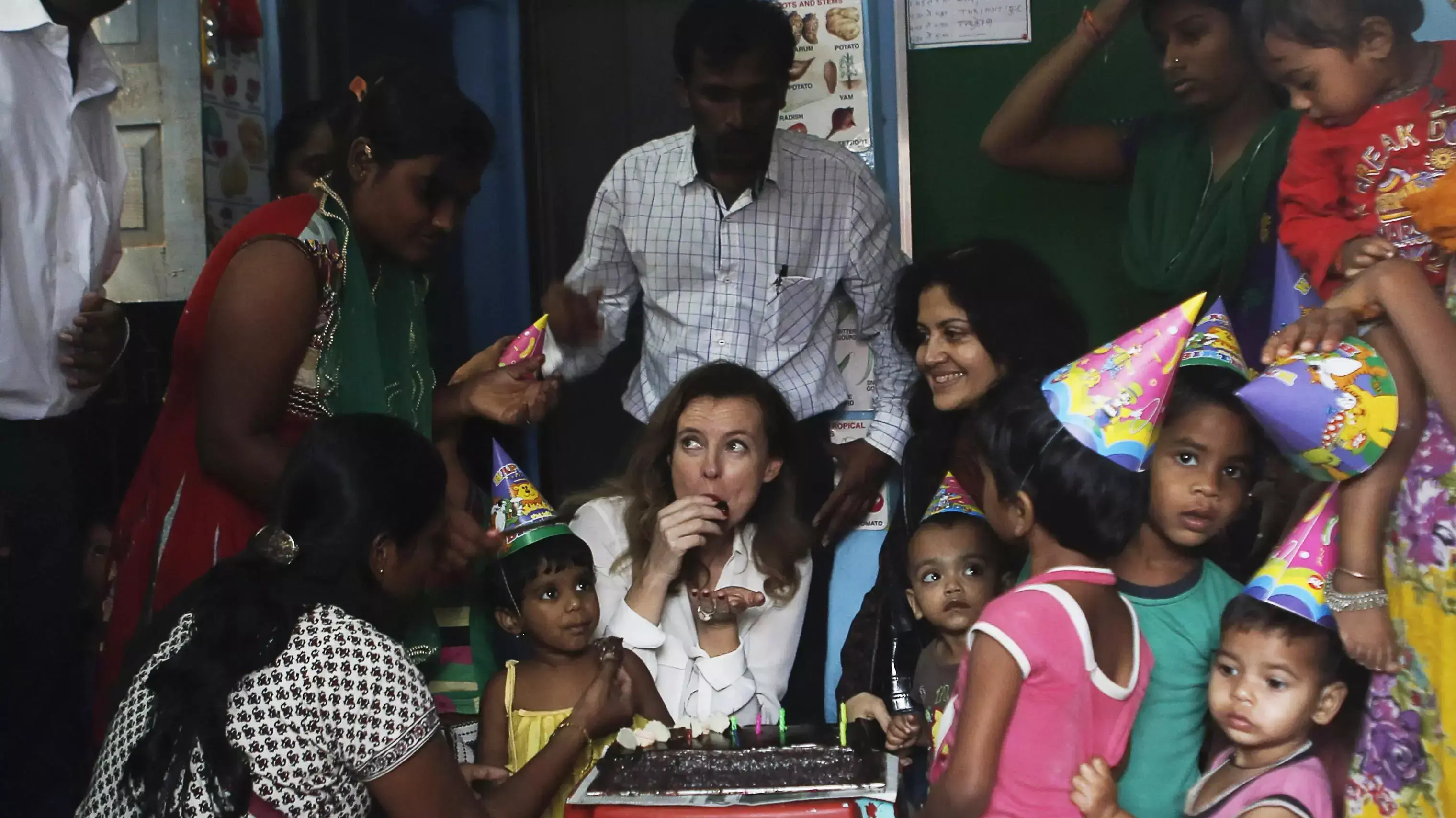 ואלרי טרירוויילר, בת זוגו לשעבר של פרנסואה הולנד, בפעילות צדקה בשכונת עוני במומבאי. הודו, 28 בינואר 2014 ואלרי טרירוויילר, בת זוגו לשעבר של פרנסואה הולנד, בפעילות צדקה בשכונת עוני במומבאי. הודו, 28 בינואר 2014