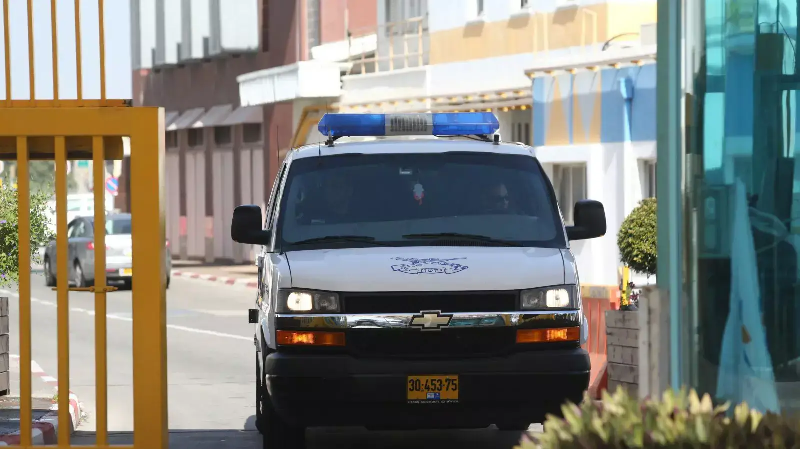 רכב של שירות בתי הסוהר בו מועבר יצחק אברג'יל שנחת בנתב"ג, ינואר 2014 רכב של שירות בתי הסוהר בו מועבר יצחק אברג'יל שנחת בנתב"ג, ינואר 2014