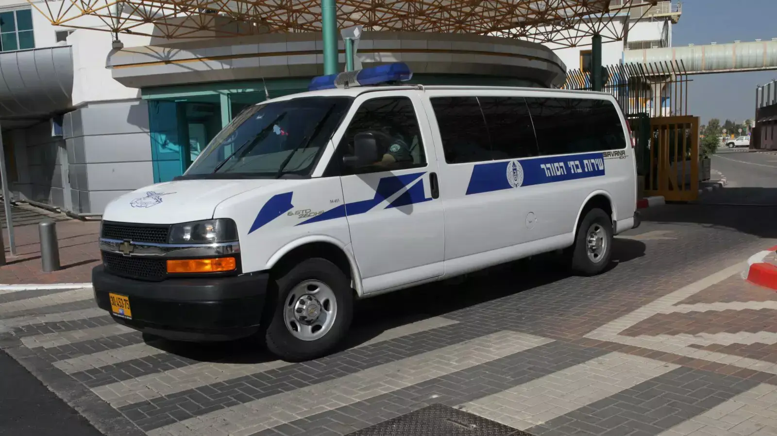 רכב של שירות בתי הסוהר בו מועבר יצחק אברג'יל שנחת בנתב"ג, ינואר 2014 רכב של שירות בתי הסוהר בו מועבר יצחק אברג'יל שנחת בנתב"ג, ינואר 2014