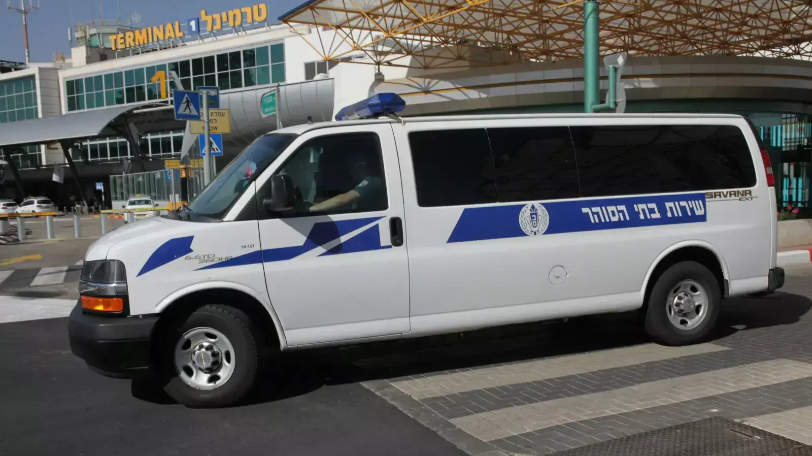 רכב של שירות בתי הסוהר בו מועבר יצחק אברג'יל שנחת בנתב"ג, ינואר 2014 רכב של שירות בתי הסוהר בו מועבר יצחק אברג'יל שנחת בנתב"ג, ינואר 2014