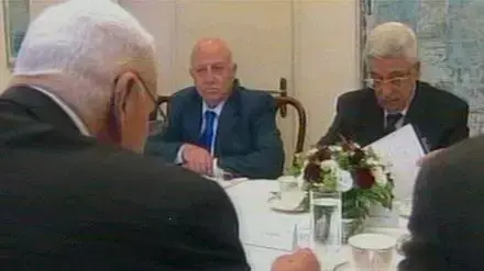 ראש הממשלה אריאל שרון, יו"ר הרשות אבו מאזן וראש הממשלה הפלסטיני אבו עלא בפגישה בירושלים ראש הממשלה אריאל שרון, יו"ר הרשות אבו מאזן וראש הממשלה הפלסטיני אבו עלא בפגישה בירושלים
