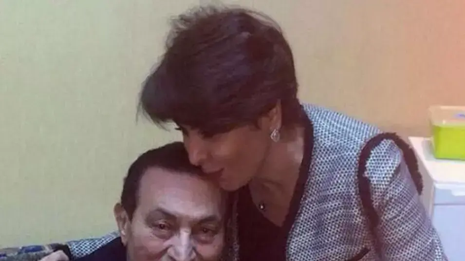 נשיא מצרים לשעבר חוסני מובארק בראיון עם העיתונאית הכוויתית פאג'ר א-סעיד. בית החולים הצבאי בקהיר, פברואר 2014 נשיא מצרים לשעבר חוסני מובארק בראיון עם העיתונאית הכוויתית פאג'ר א-סעיד. בית החולים הצבאי בקהיר, פברואר 2014