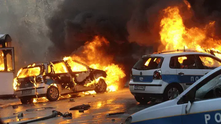 מפגינים הציתו כלי רכב משטרתיים בסרייבו בירת בוסניה. 7 בפברואר 2014 מפגינים הציתו כלי רכב משטרתיים בסרייבו בירת בוסניה. 7 בפברואר 2014