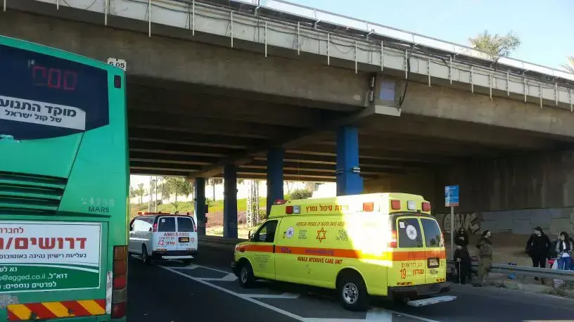 נער נהרג מפגיעת אוטובוס במחלף השרון בכביש 2 נער נהרג מפגיעת אוטובוס במחלף השרון בכביש 2