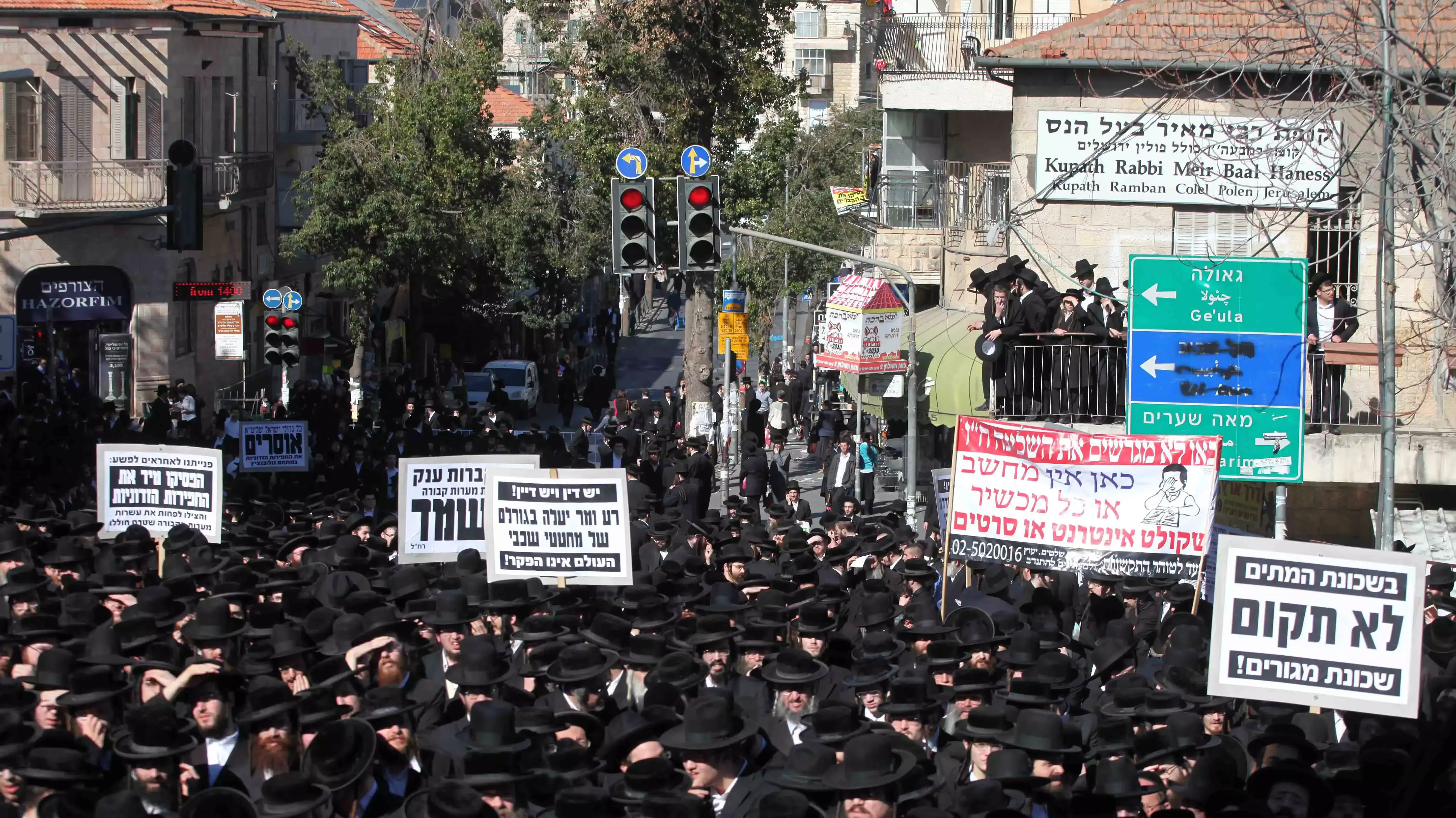 הפגנת החרדים בכיכר השבת בירושלים נגד חילול קברים בבית שמש, ינואר 2014