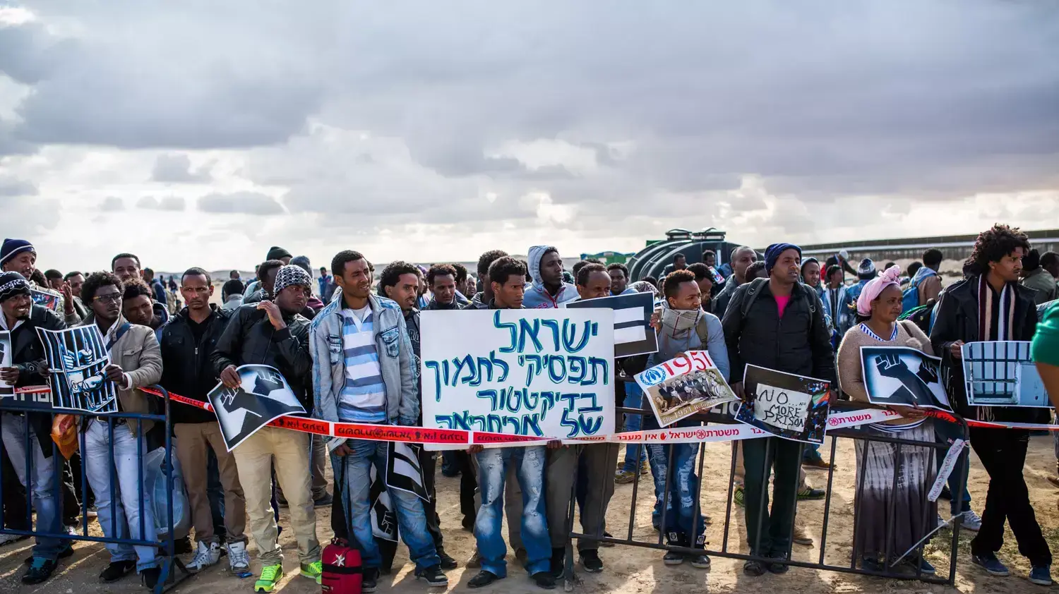 הפגנת מבקשי המקלט במתקן הכליאה חולות, פברואר 2014 הפגנת מבקשי המקלט במתקן הכליאה חולות, פברואר 2014