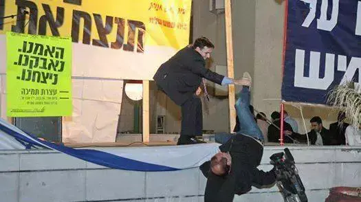 ח"כ דני דנון תופס צלם עיתונות שמועד מהבמה בבית שמש, פברואר 2014 ח"כ דני דנון תופס צלם עיתונות שמועד מהבמה בבית שמש, פברואר 2014