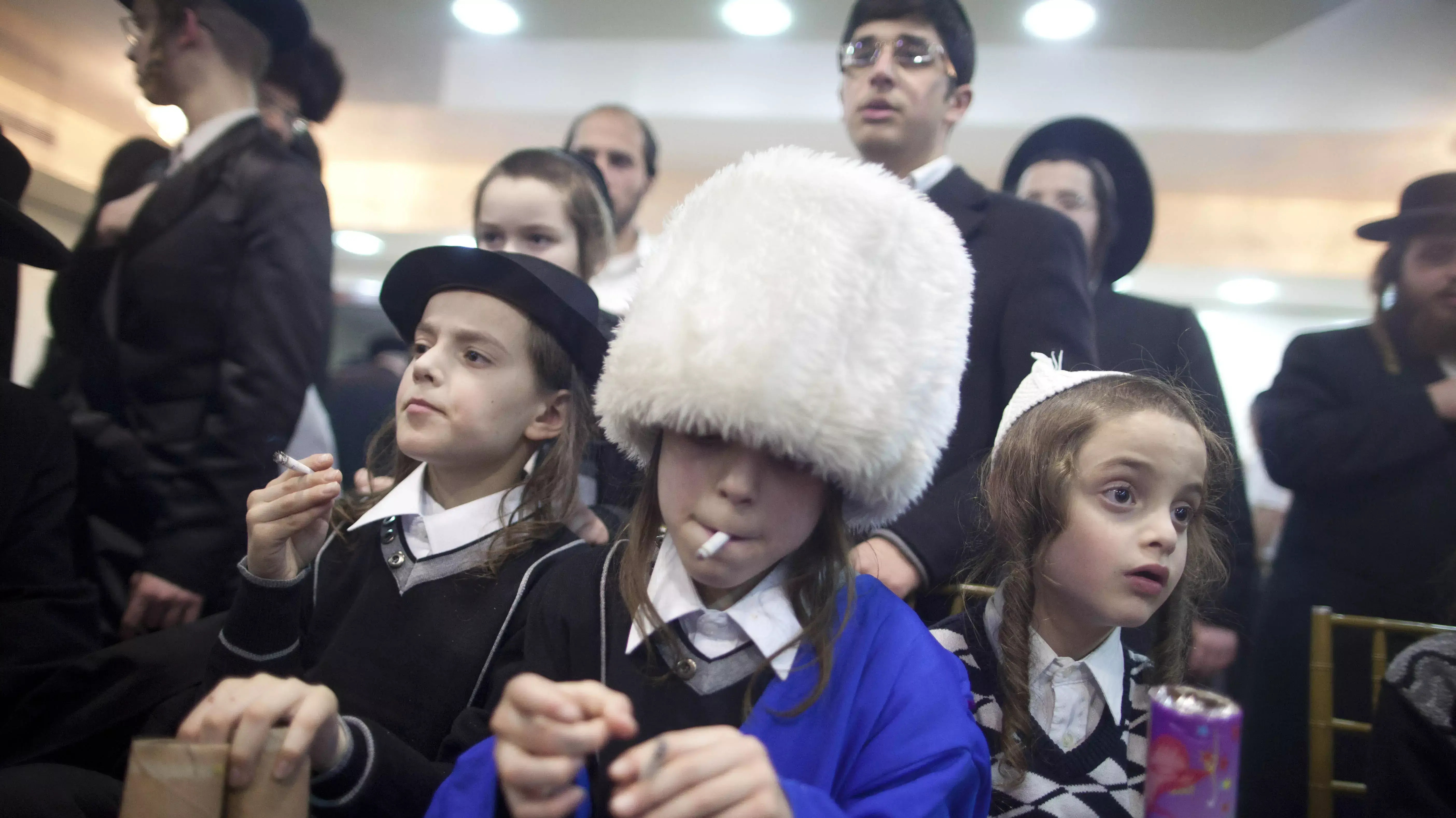 ילדים מעשנים בחתונתו בנו של קמב?ץ העדה החרדית, יואל (יואליש) קרויס. מאה שערים, ירושלים, פברואר 2014