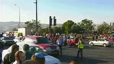 מחאה נגד ההתנתקות - מכוניות ואנשים בצידי הכביש מחאה נגד ההתנתקות - מכוניות ואנשים בצידי הכביש