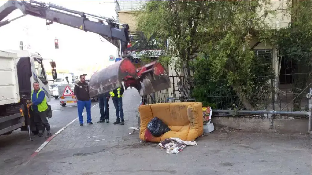 אישה נרדמה על ספה והורמה על ידי משאית אשפה בפתח תקווה, פברואר 2014 אישה נרדמה על ספה והורמה על ידי משאית אשפה בפתח תקווה, פברואר 2014