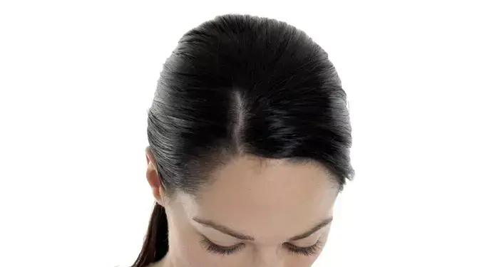 נערה מודאגת מחזיקה ערכה לבדיקת הריון נערה מודאגת מחזיקה ערכה לבדיקת הריון