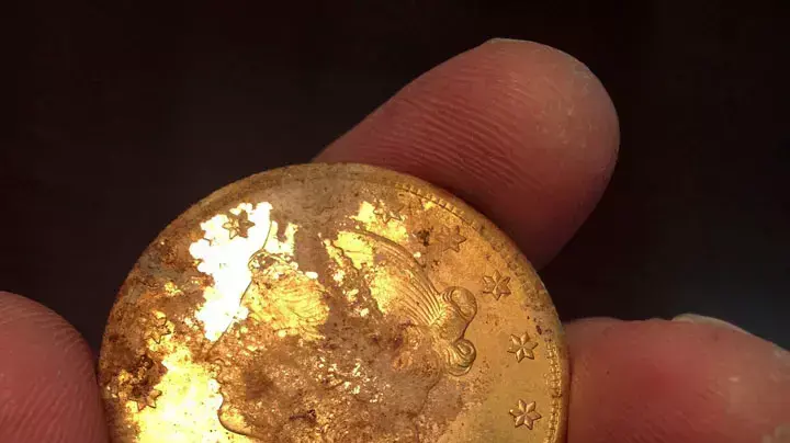 מטבעות הזהב העתיקים שמצא הזוג בקליפורניה מטבעות הזהב העתיקים שמצא הזוג בקליפורניה