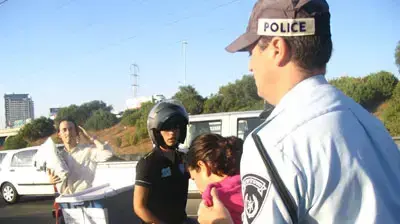 שוטרים עוסקים בפינוי פעילי ימין שחסמו כבישים ( טל ברק ) שוטרים עוסקים בפינוי פעילי ימין שחסמו כבישים ( טל ברק )