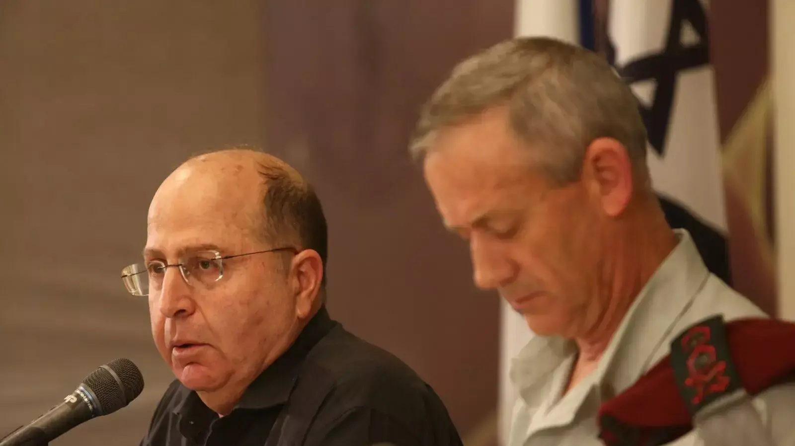 הרמטכ"ל, בני גנץ, ושר הביטחון, משה יעלון, במסיבת עיתונאים בנושא מבצע ההשתלטות על ספינת הנשק, מרץ 2014 הרמטכ"ל, בני גנץ, ושר הביטחון, משה יעלון, במסיבת עיתונאים בנושא מבצע ההשתלטות על ספינת הנשק, מרץ 2014