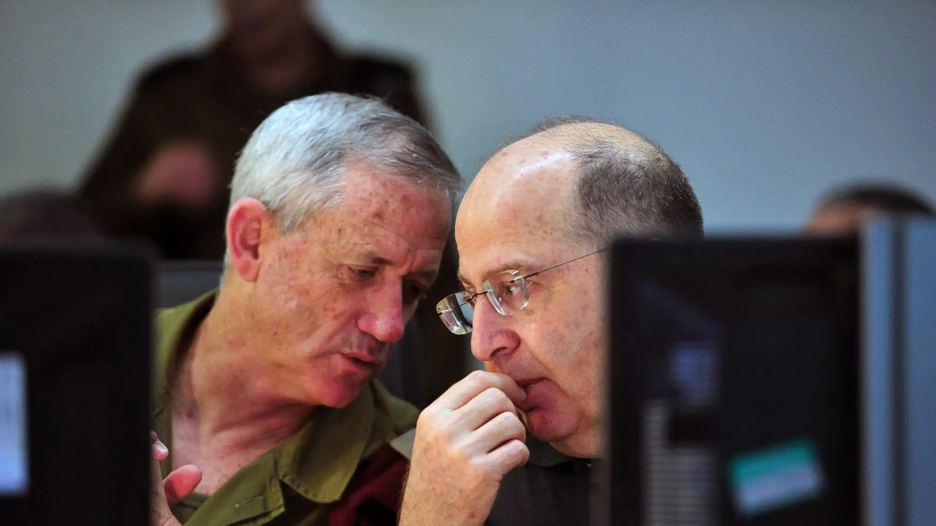 הרמטכ"ל בני גנץ, ושר הביטחון, משה יעלון, בחמ"ל חיל הים בעת השתלטות לוחמי השייטת על ספינת הנשק האיראנית, מרץ 2014 הרמטכ"ל בני גנץ, ושר הביטחון, משה יעלון, בחמ"ל חיל הים בעת השתלטות לוחמי השייטת על ספינת הנשק האיראנית, מרץ 2014