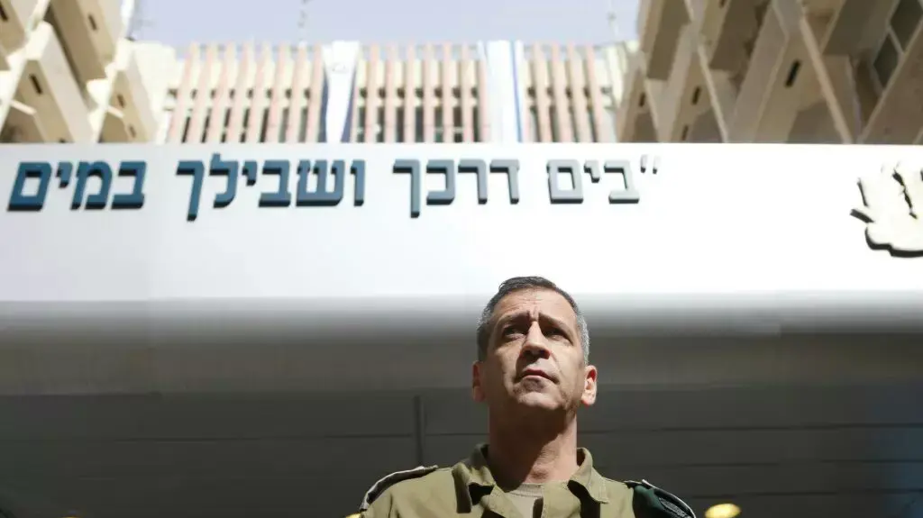 ראש אמ"ן, אביב כוכבי, במסיבת עיתונאים בנושא ספינת הנשק בקריה תל אביב, מרץ 2014 ראש אמ"ן, אביב כוכבי, במסיבת עיתונאים בנושא ספינת הנשק בקריה תל אביב, מרץ 2014