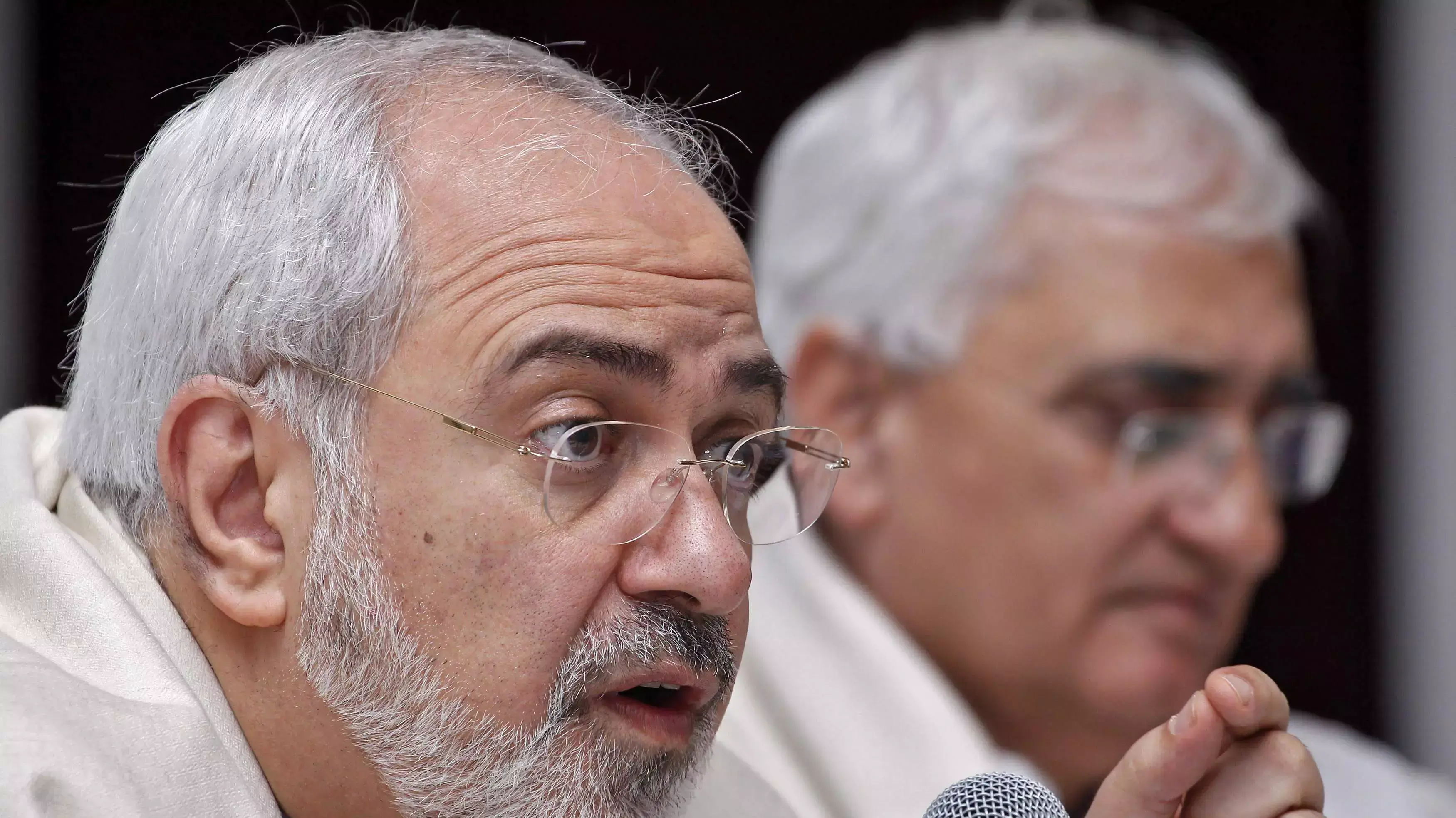 שר החוץ של איראן, מוחמד ג'וואד זריף, בהרצאה על מדיניות החוץ של ארצו. ניו דלהי, 27 בפברואר 2014 שר החוץ של איראן, מוחמד ג'וואד זריף, בהרצאה על מדיניות החוץ של ארצו. ניו דלהי, 27 בפברואר 2014