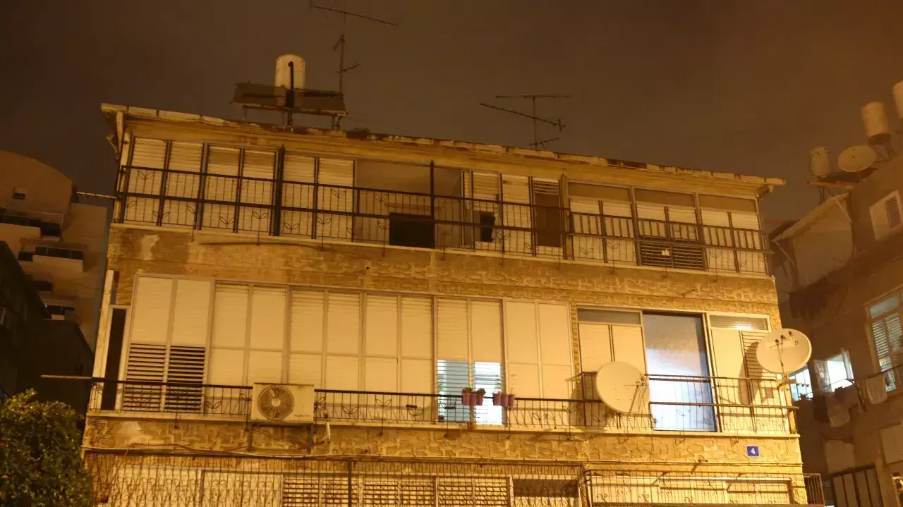 גבר קפץ מחלון הקומה הרביעית כשנמלט מהמשטרה בראשון לציון, מרץ 2014 גבר קפץ מחלון הקומה הרביעית כשנמלט מהמשטרה בראשון לציון, מרץ 2014