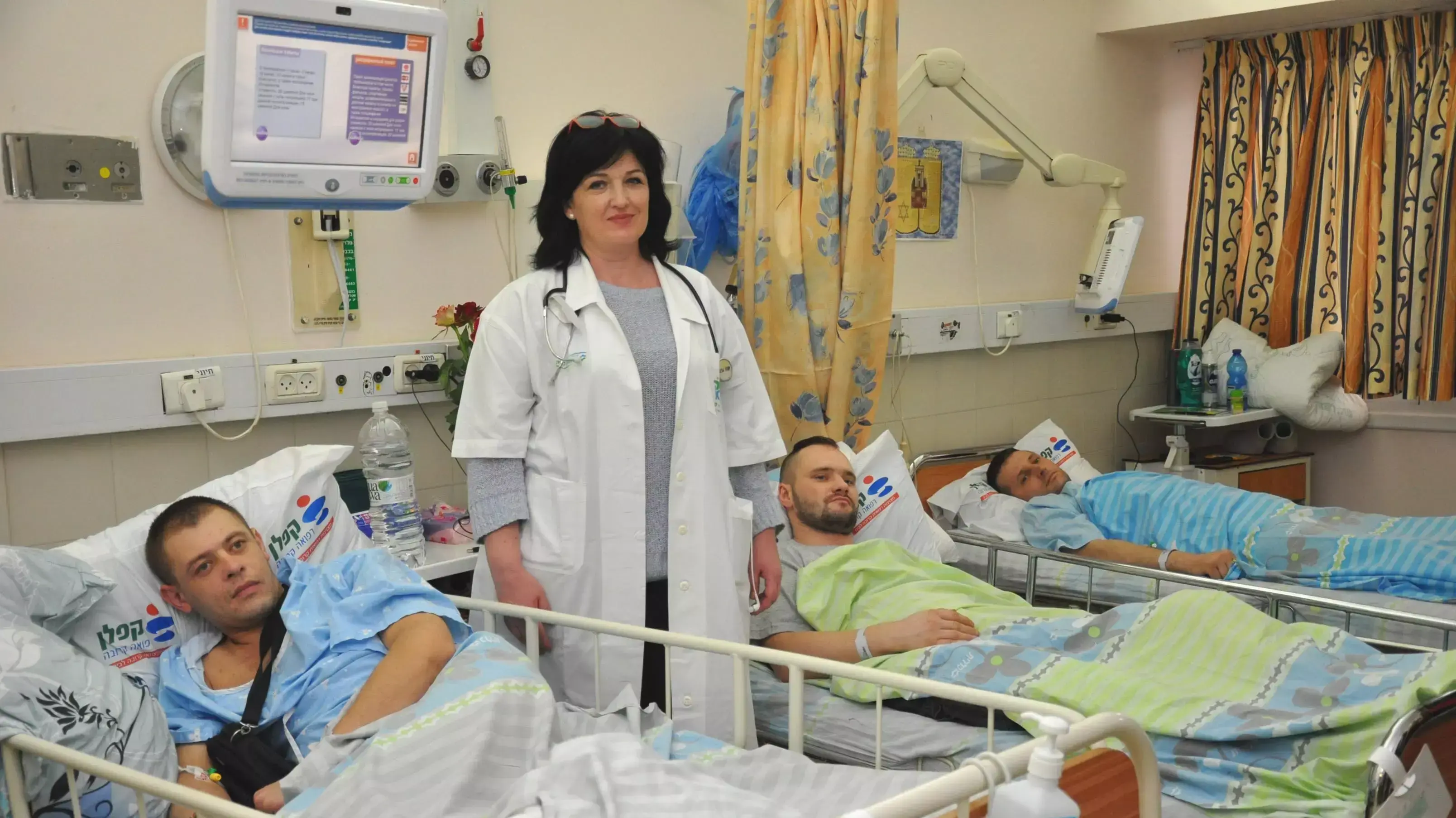 פצועים מאוקראינה יחד עם ד"ר ולריה בצציק במחלקה האורתופדית בבית החולים קפלן שברחובות ב-9.3.2014 פצועים מאוקראינה יחד עם ד"ר ולריה בצציק במחלקה האורתופדית בבית החולים קפלן שברחובות ב-9.3.2014