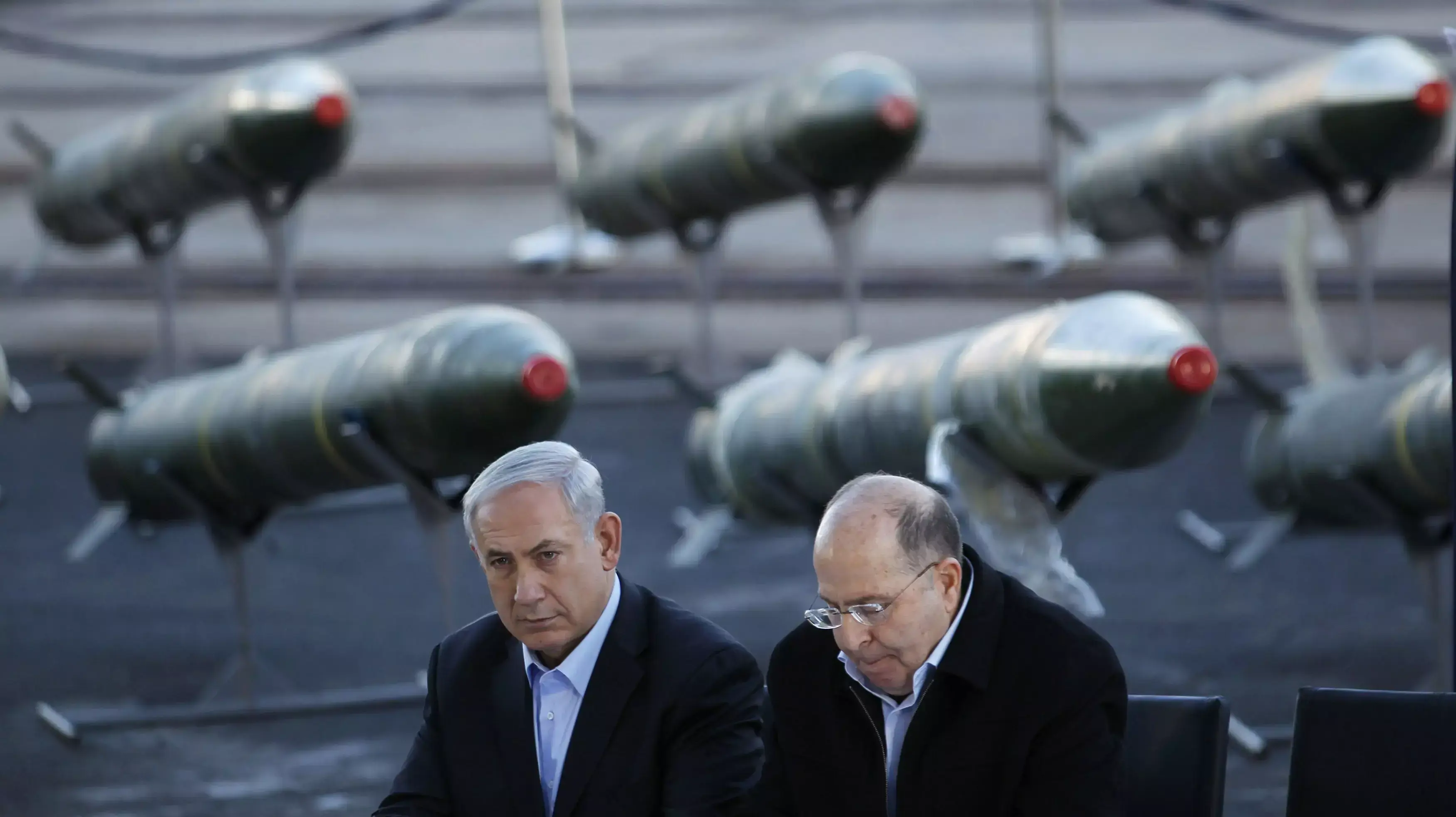 ראש הממשלה בנימין נתניהו ושר הביטחון משה יעלון בוחנים את אמצעי הלחימה שנתפסו על האנייה KLOS-C. נמל אילת, 10 במרץ 2014 ראש הממשלה בנימין נתניהו ושר הביטחון משה יעלון בוחנים את אמצעי הלחימה שנתפסו על האנייה KLOS-C. נמל אילת, 10 במרץ 2014