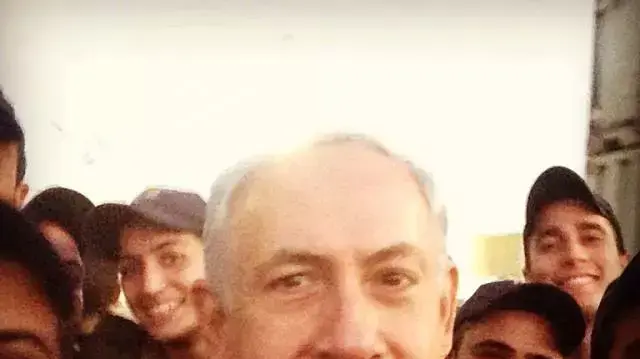 עם היפים שלו. צילום: פייסבוק עם היפים שלו. צילום: פייסבוק