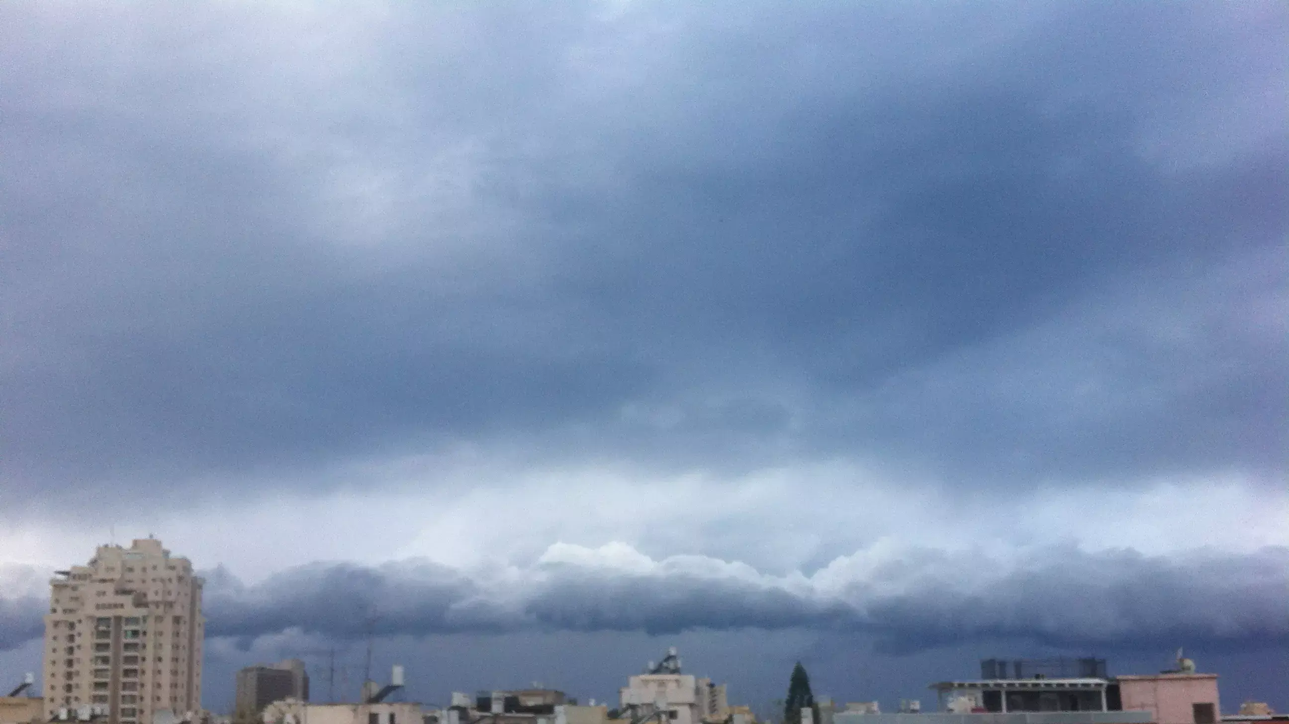 עננים מעל שמי תל אביב עננים מעל שמי תל אביב
