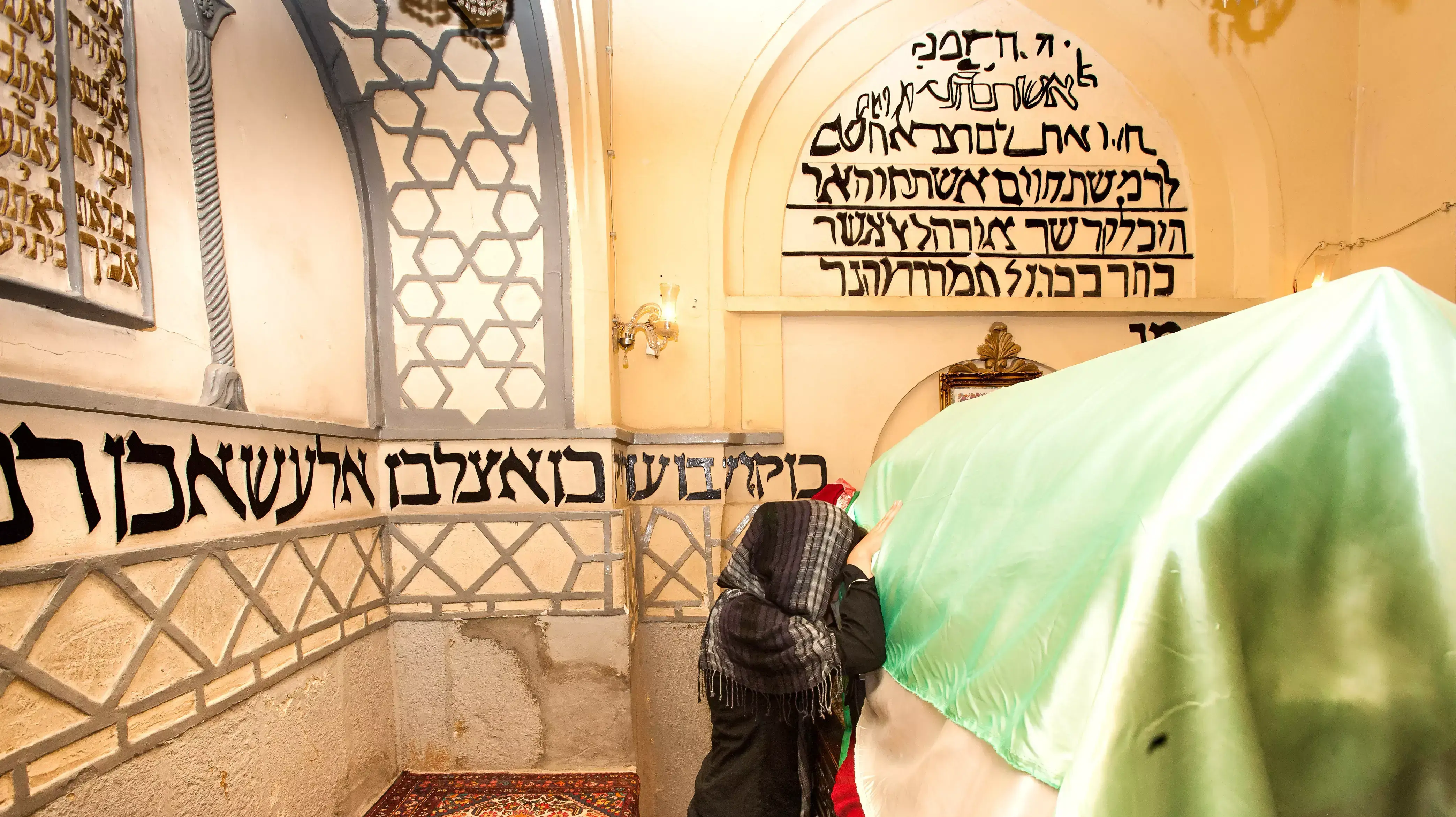יהודייה מתפללת בקבר אסתר ומרדכי בעיר המדאן, מערב איראן, 2008 יהודייה מתפללת בקבר אסתר ומרדכי בעיר המדאן, מערב איראן, 2008