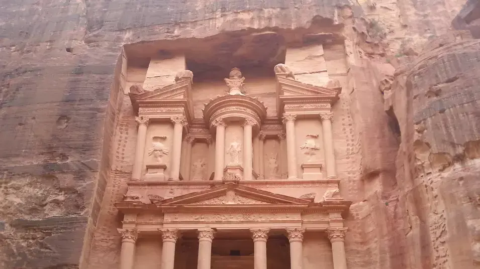 חזנת פרעה הוא הקבר המפורסם ביותר של פטרה בירדן חזנת פרעה הוא הקבר המפורסם ביותר של פטרה בירדן
