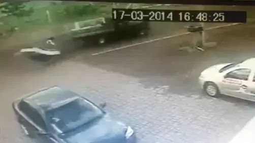 רוכב אופניים נפגע ממשאית וניצל על ידי מזרן שעף ממנה, מרץ 2014 רוכב אופניים נפגע ממשאית וניצל על ידי מזרן שעף ממנה, מרץ 2014